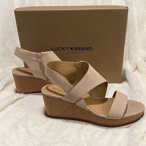 S42. NWT Lucky Brand Bylanna Wedge Sandal • Lucky Brand